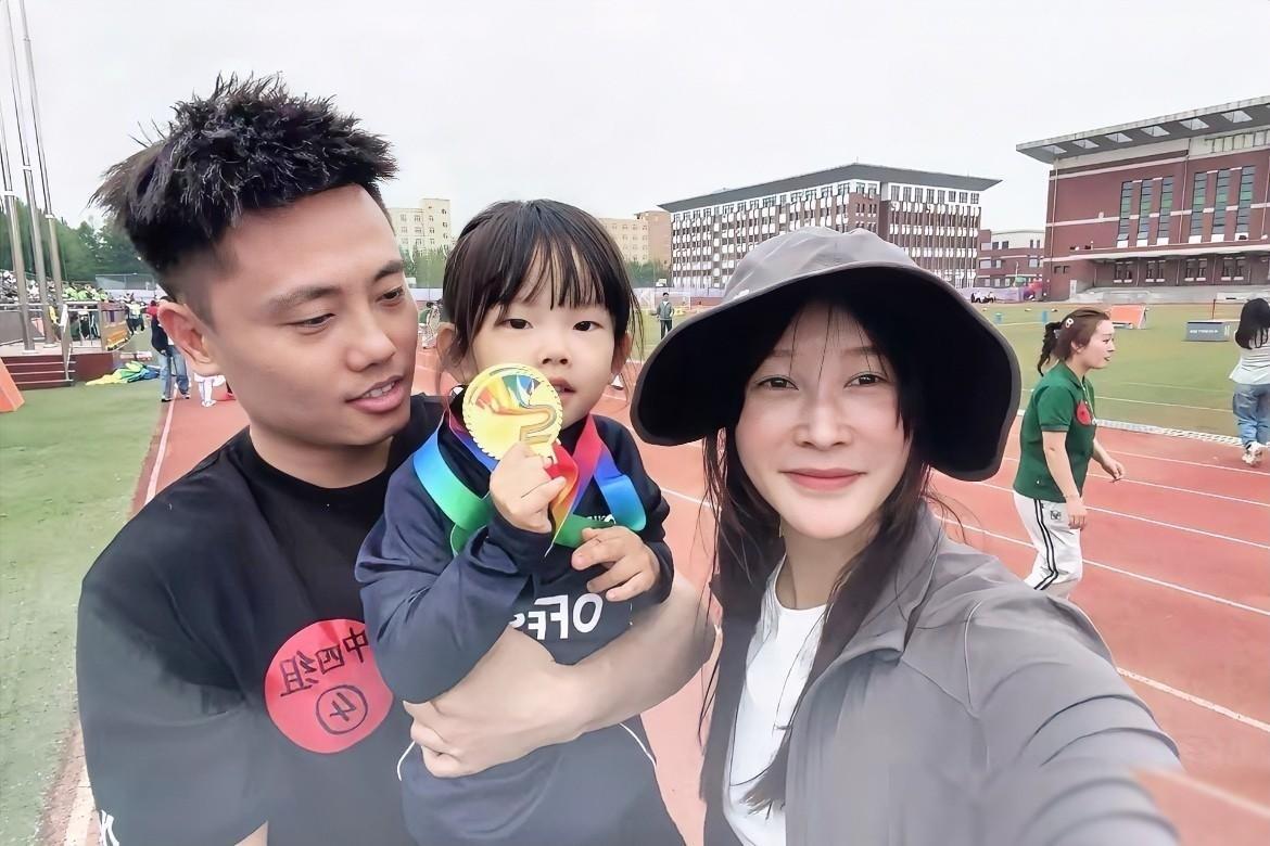 有人批评孔令微与丈夫石佳男不应该到小孩幼儿园炫技。原因是对于普通爹妈而言，在赛道