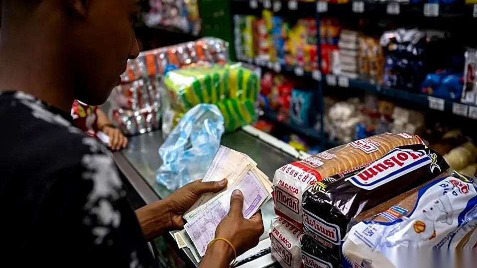 这100天发生在委内瑞拉的魔幻现实，彻底撕碎了所有关于“天上掉美元”的滤镜。
三