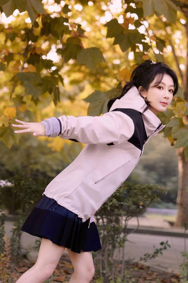 杨紫穿粉色冲锋衣温暖惬意 秋日与落叶漫步好浪漫
搜狐娱乐讯 11月5日，杨紫工作