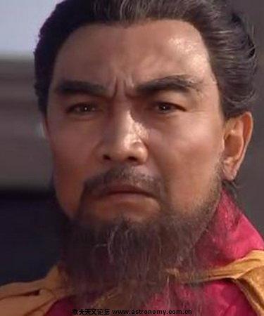 曹操的历史作用可太大了。他是东汉末年杰出的政治家、军事家、诗人。政治上，他推行屯