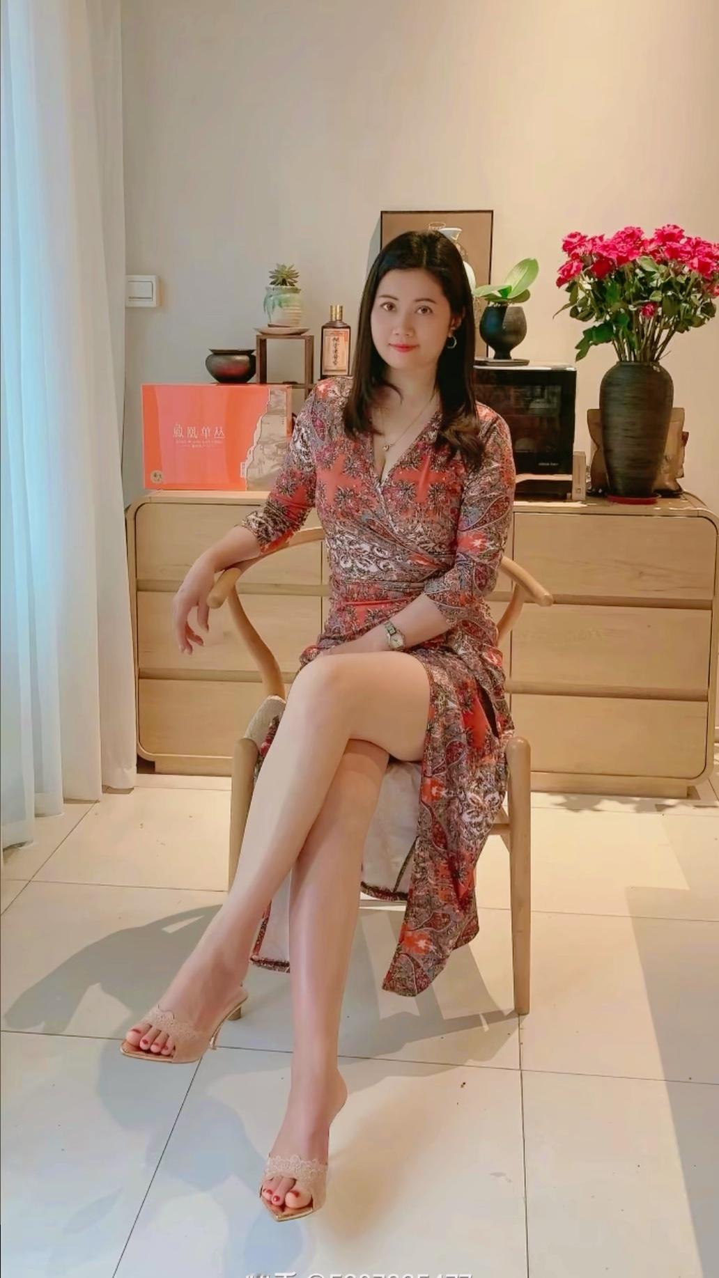 我选择在宅家躺平好？
我今年65岁了，
去外面看大千世界的风景，
是我们下一代人