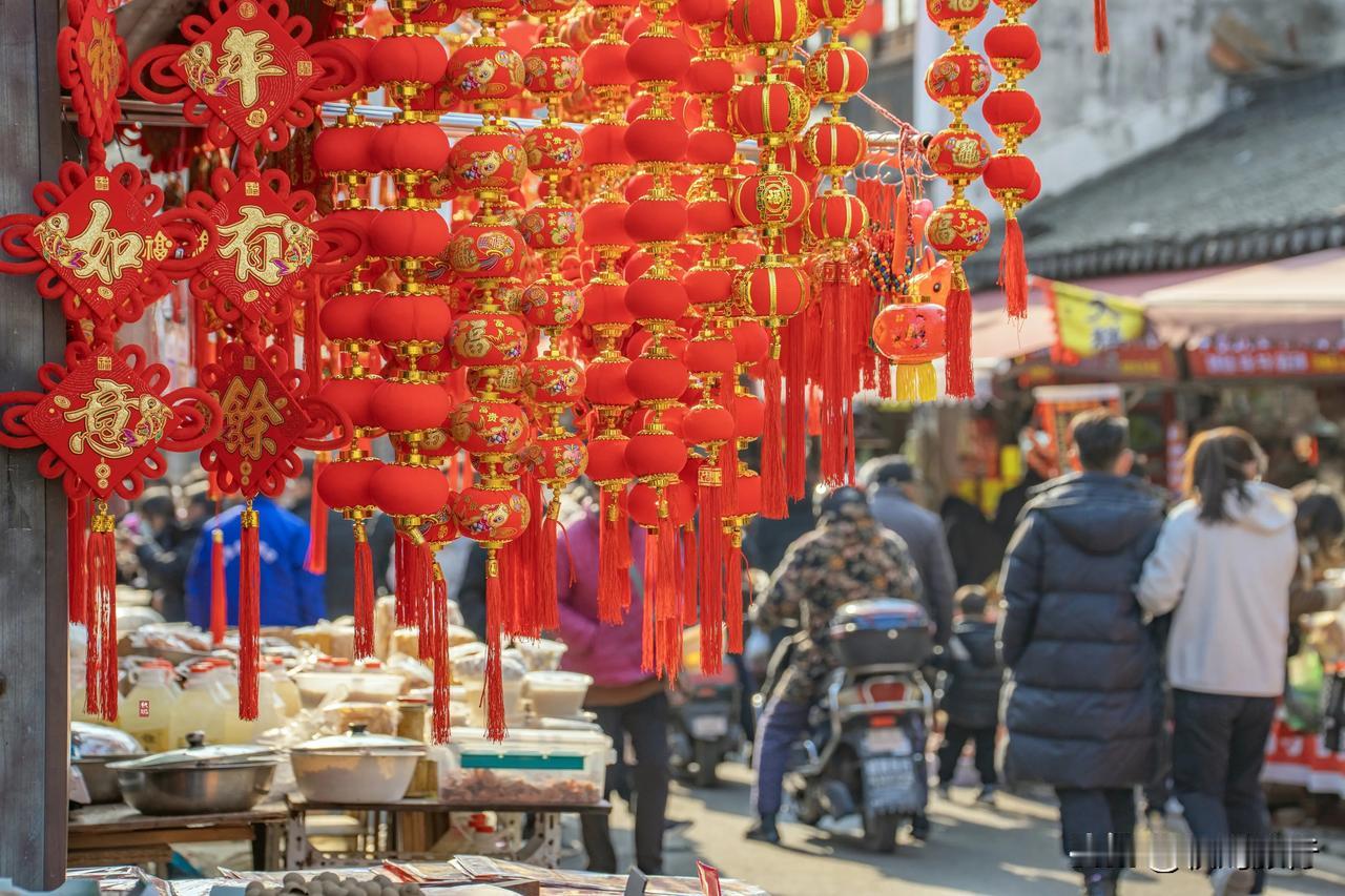 春节临近，常熟总马桥大街入口处，满眼都是“中国红”，年味浓厚。

这里是常熟最热