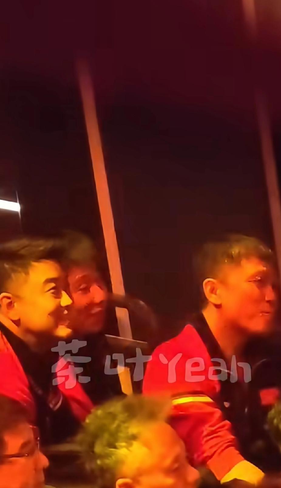 国乒名宿、教练团看台“成团”，为向鹏惊天逆转集体起立欢呼
 
WTT中国大满贯赛
