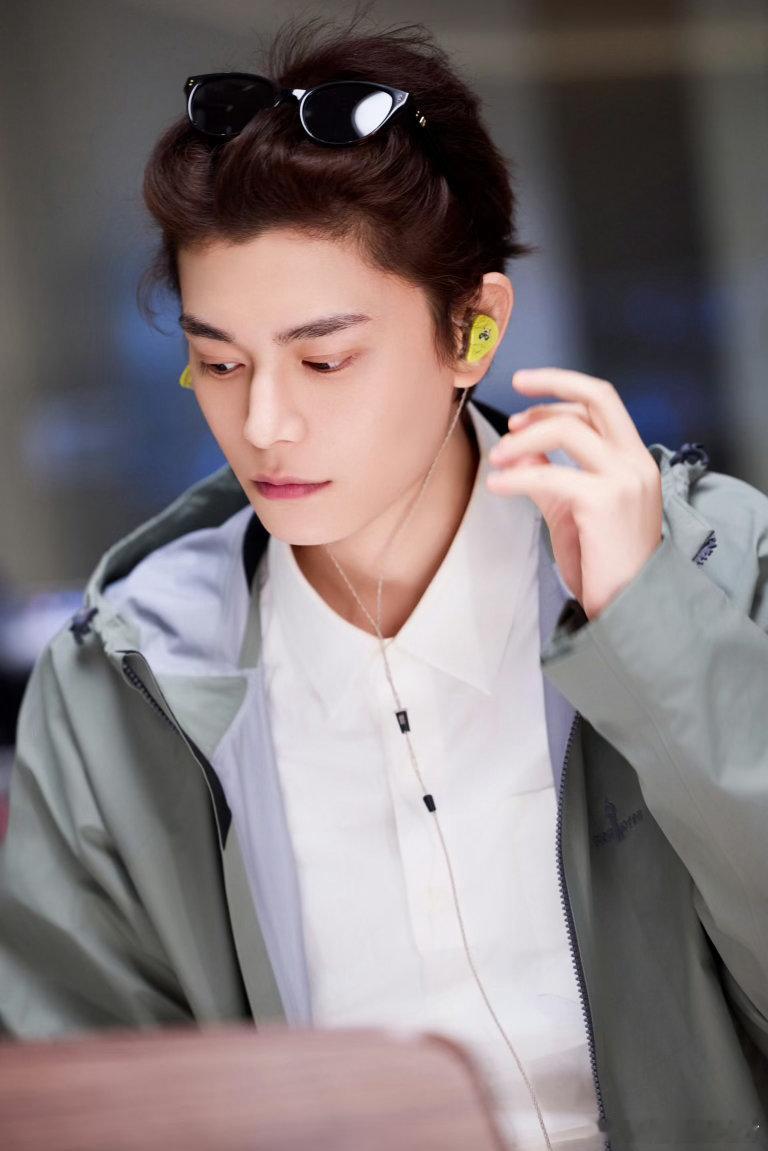 丁禹兮到底跟谁学的这招他们要爱丁禹兮一辈子了💫不是刻板的表演，旋转王子礼满是诚
