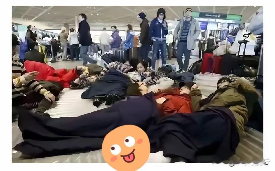 日本机场打地铺的国人
上周还嘲笑别人是杞人忧天，
这周就蹲在机场啃咸菜，吃泡面。