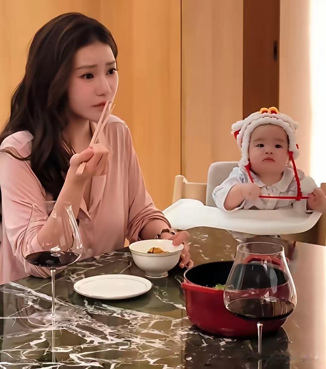 汪小菲回家做饭，带鲜花哄马筱梅开心，进门先逗儿子。8个月宝宝坐餐椅陪爸妈，一家三