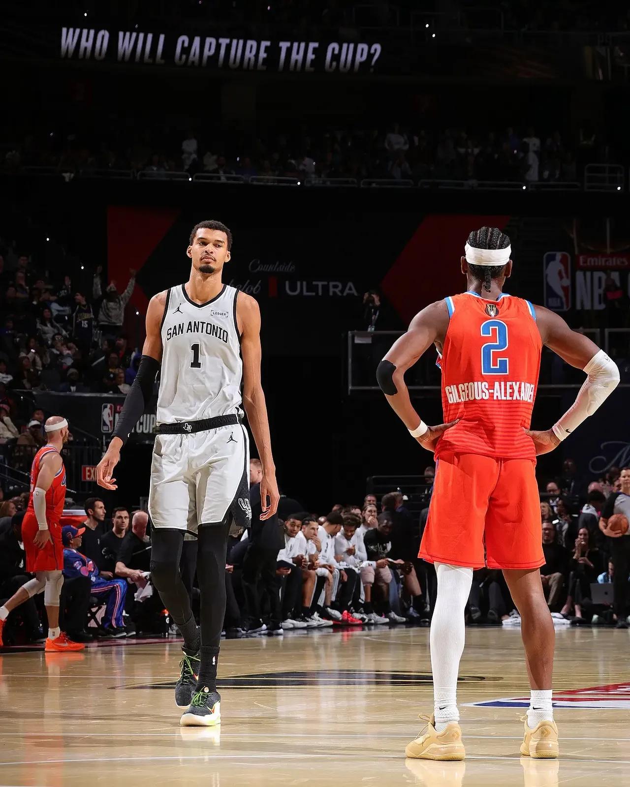 今年MVP应该给谁？
这张图懂的都懂吧。
号码1 号码2
一个迎面走来
一个背身