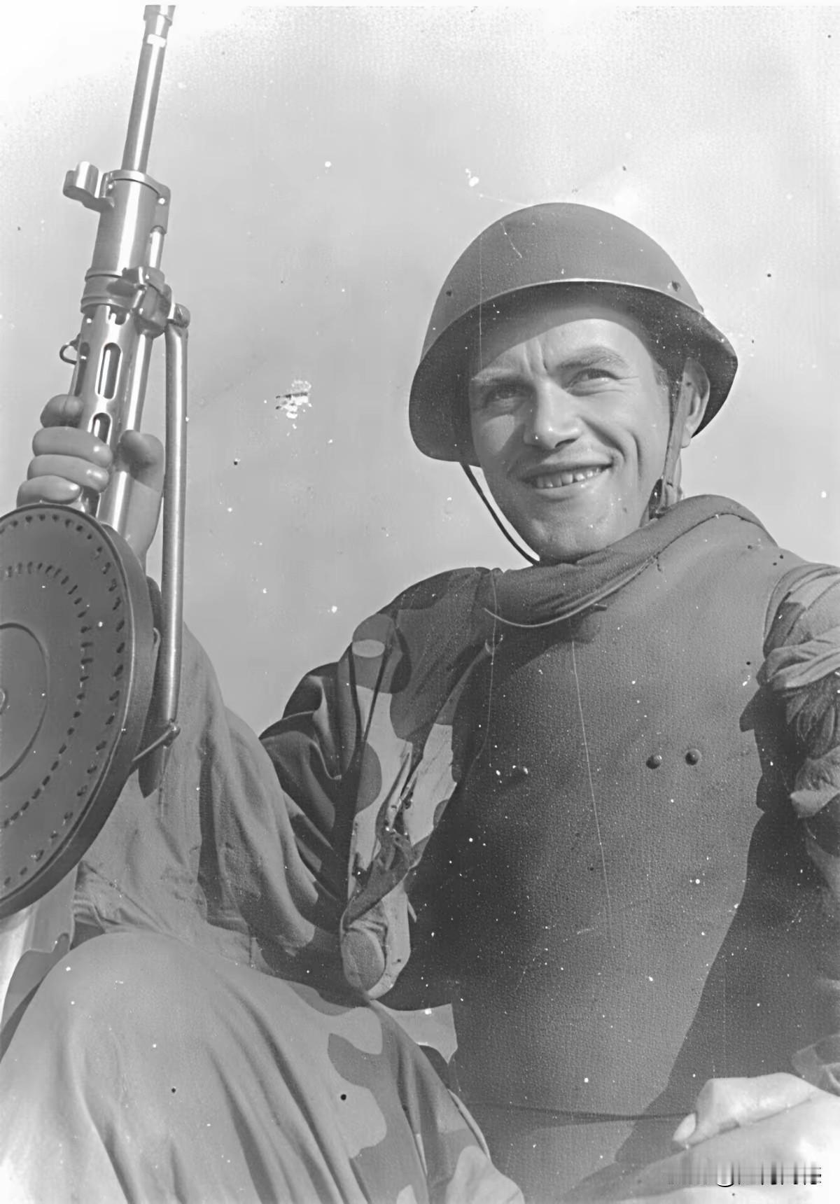 最早的防弹衣原来是这样式的，据说都是用钢板做的，整件衣服的重量达到七八斤重，一般