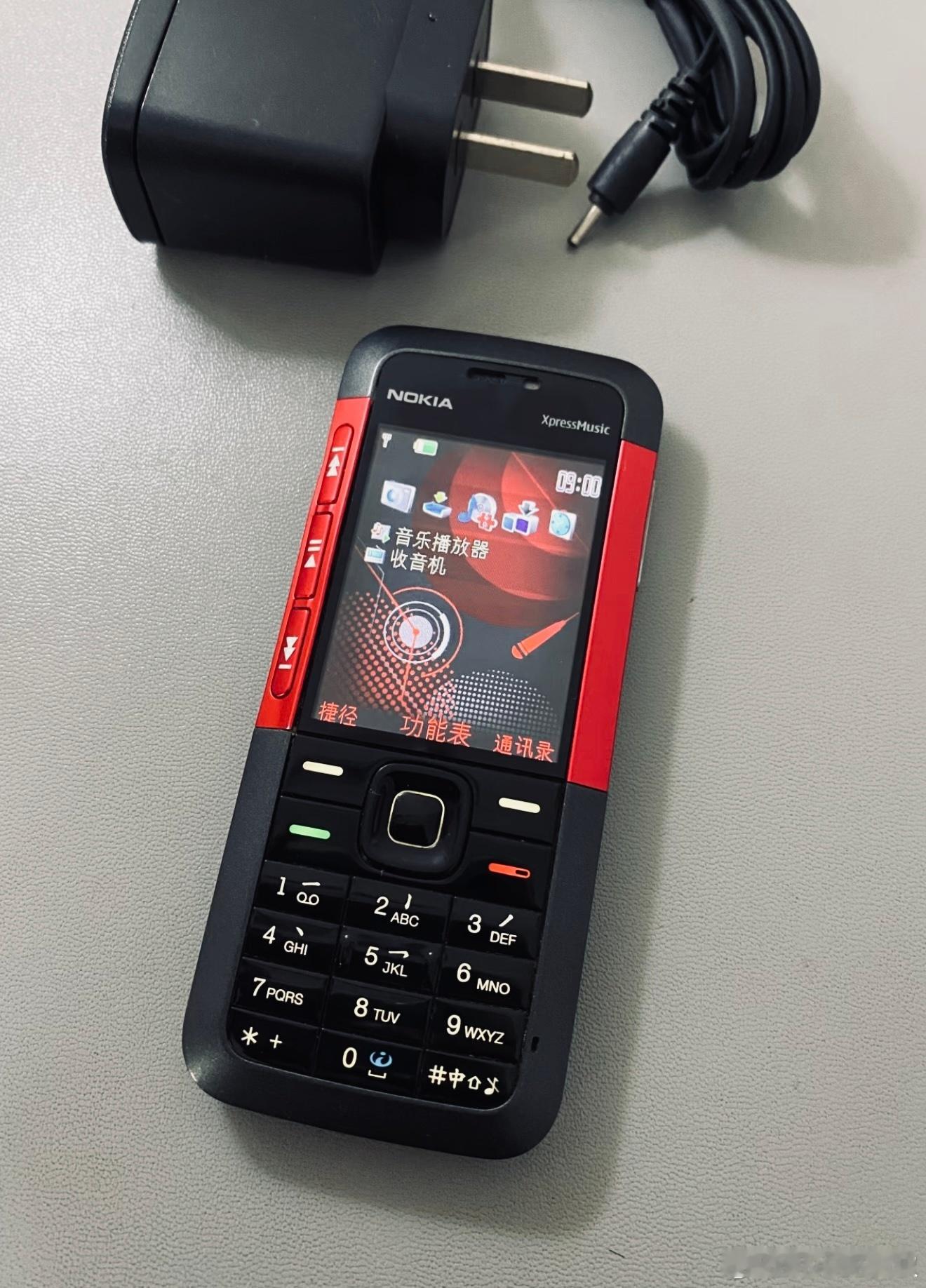 我压在床底箱子的诺基亚重新充电开机了…