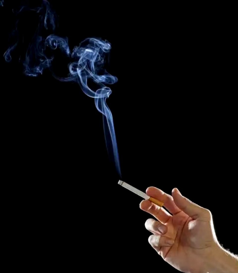 网友称禁止吸烟标语旁免费发打火机虽然有相应规则，为啥公共场所吸烟就是管不了？ 