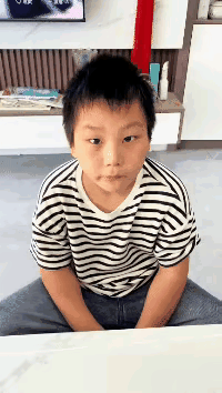 这小男孩火了！”水杯漏水把语文书泡了个透，怕挨骂的他不哭不闹，竟默默找来白纸铅笔