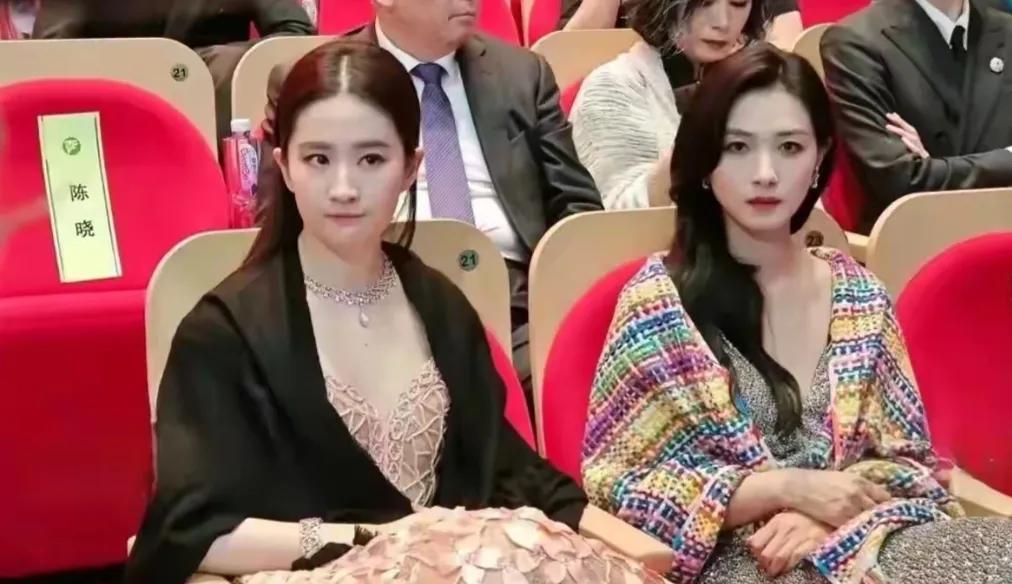 我拿着照片随口问了一下我老公，谁更漂亮！
他想都不想，直接说右边的漂亮！所以说每
