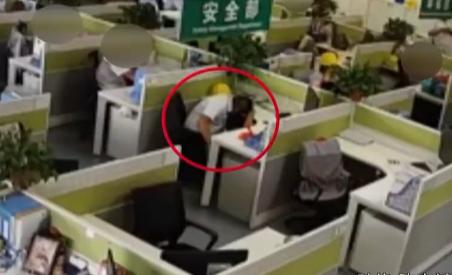 男子上班时睡了一小时的觉竟然就要被开除，起诉后获得35万元赔偿金！
张某是一家化