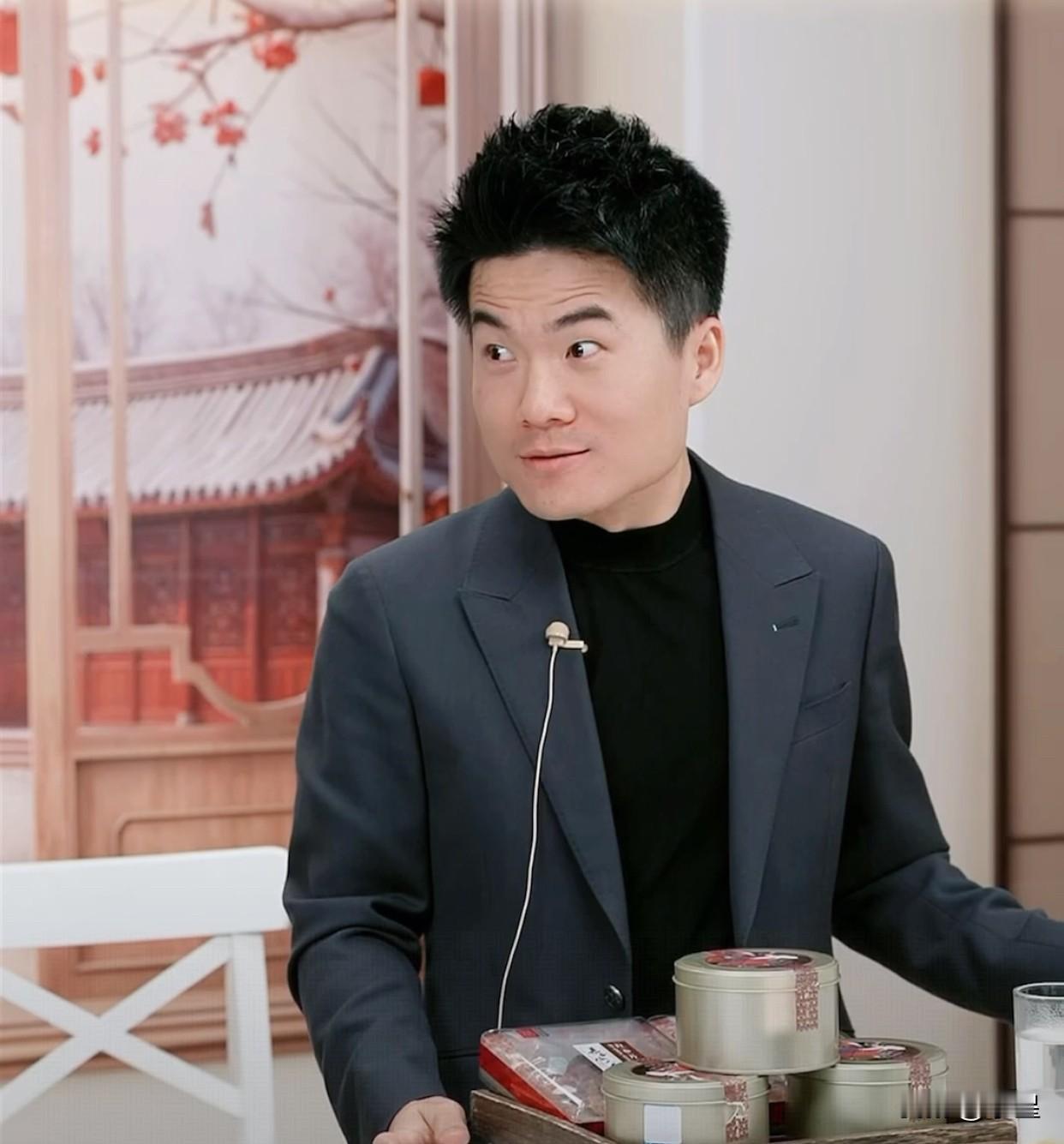 董宇辉直播总是很欢乐[大笑]
有人发弹幕说他“小眼聚光”
他马上把眼睛瞪大
在工