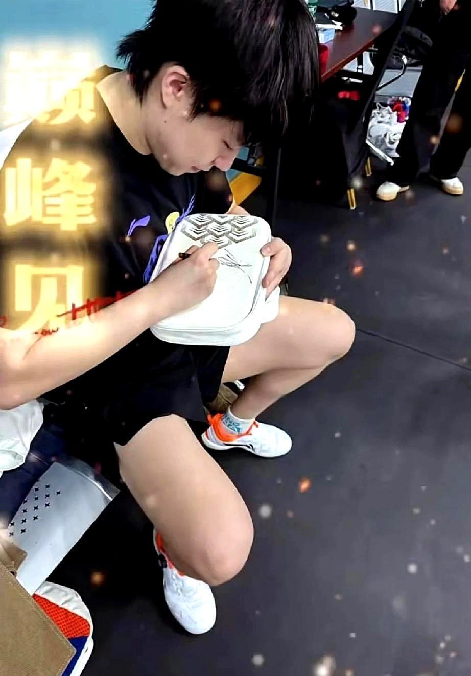 4-1夺冠后他直接消失
 
王楚钦在2025多哈世乒赛决赛干掉雨果，拿下国乒史上