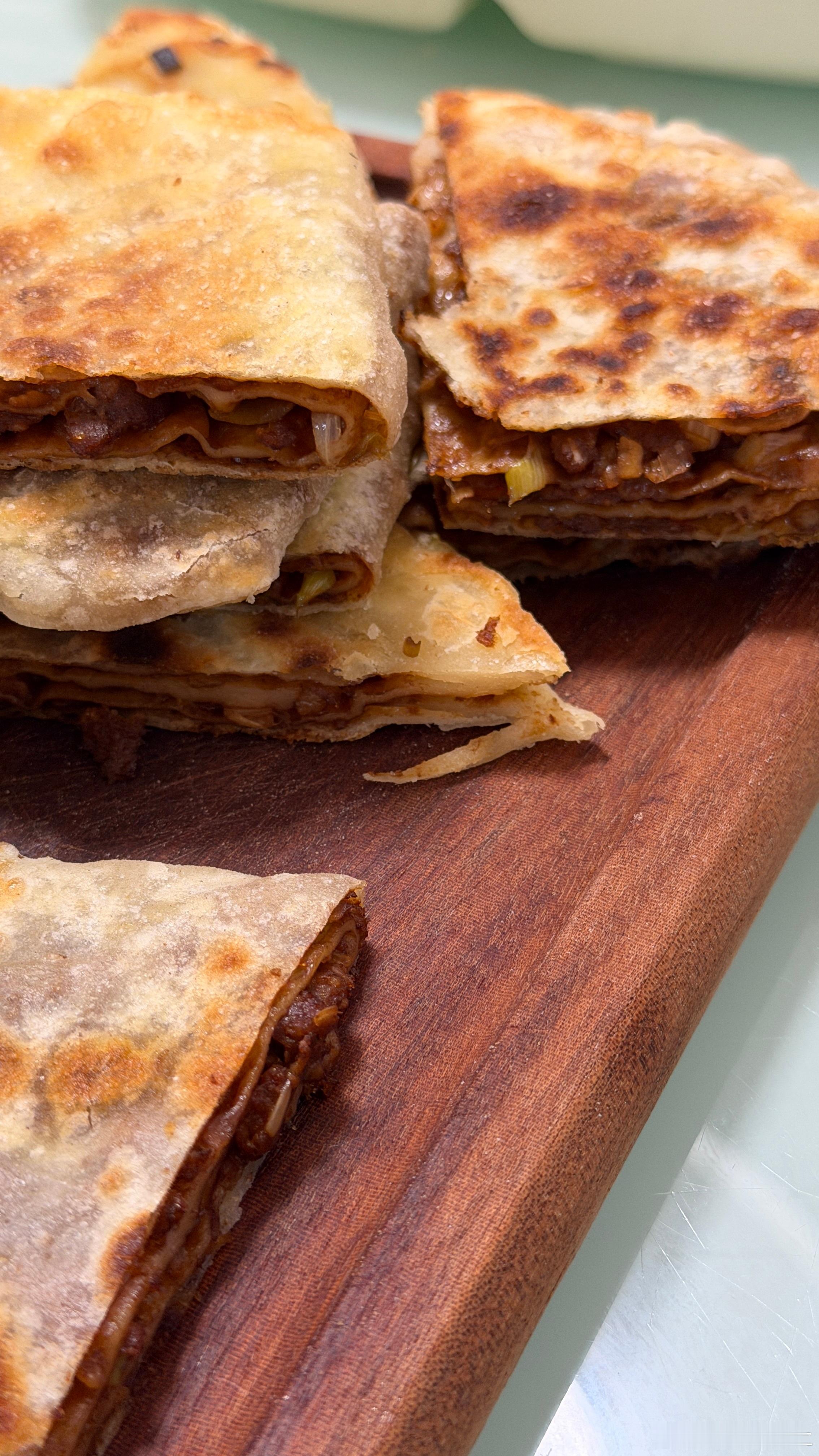 简简单单 吃个肉饼美食 面食必须配大蒜🧄兄弟们吃起来 