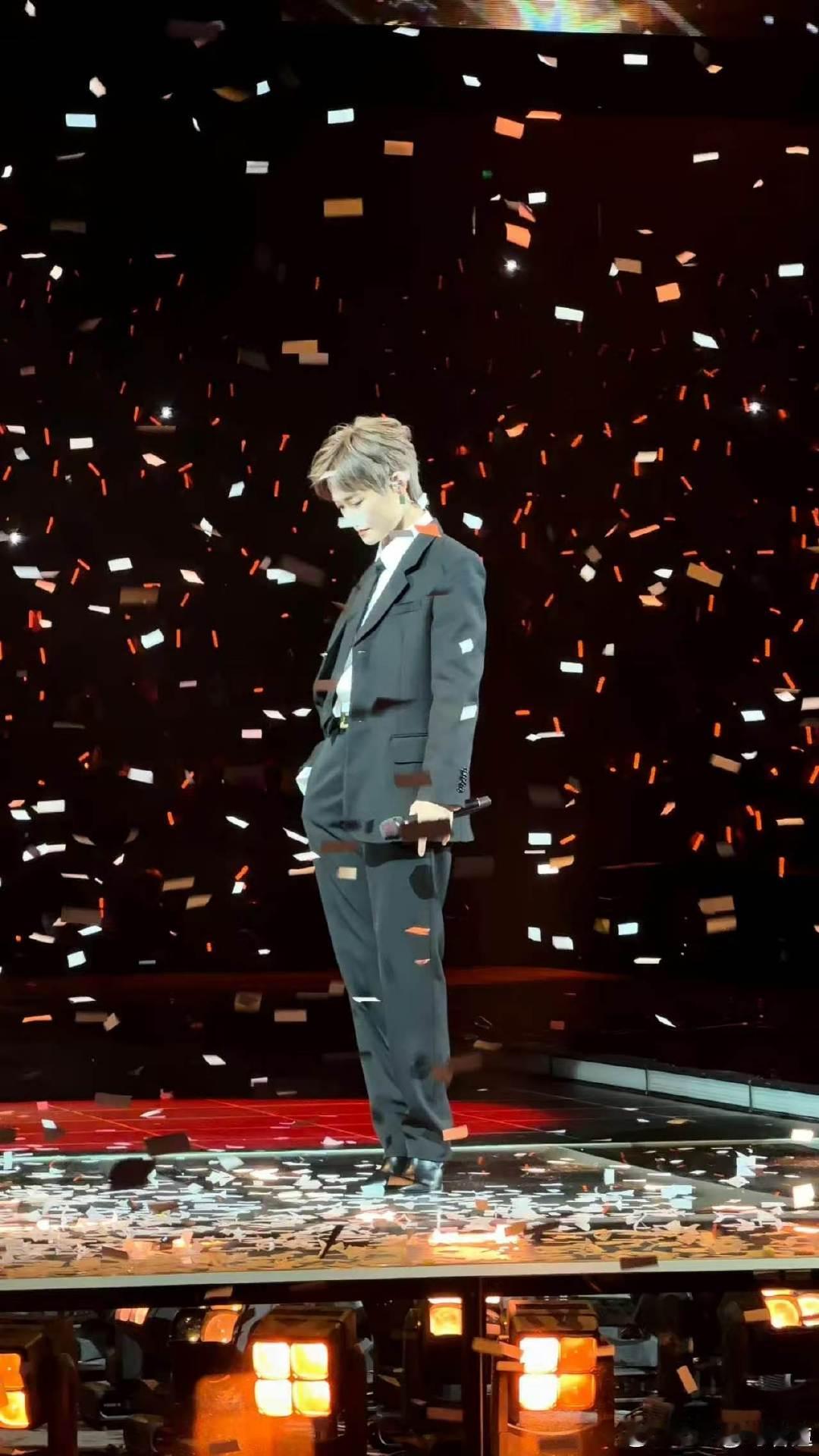李宇春扔西装好帅谁能抵抗李宇春扔西装的杀伤力！北京收官之夜，笔挺西装衬得身形愈发
