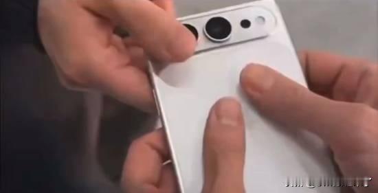 博主Ahmadansari2233在社交平台上分享了一段视频，似乎展示了苹果公司