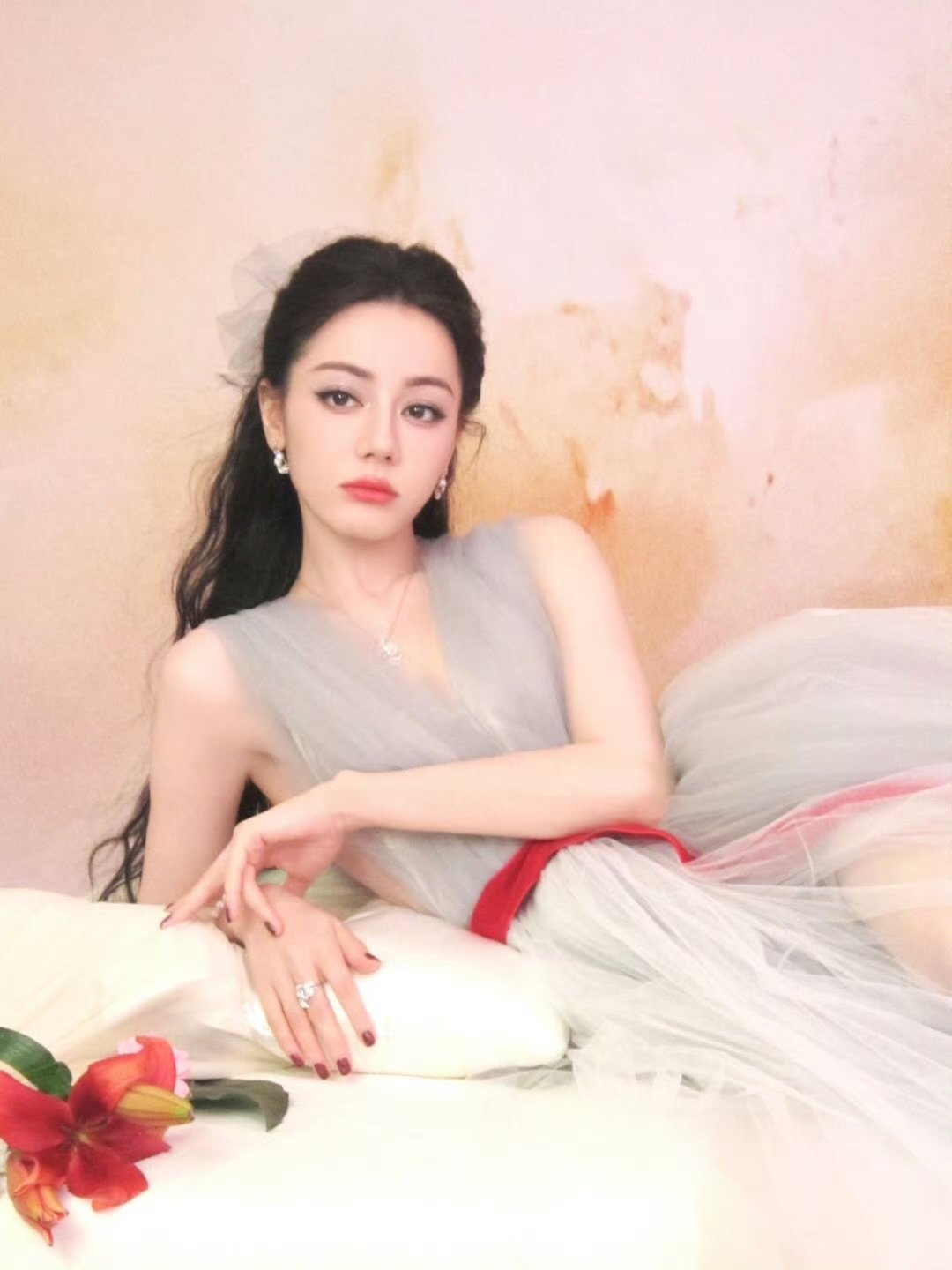 迪丽热巴[超话]梦幻瞬间的迪丽热巴迪丽热巴今日份新鲜花絮图 迪丽热巴啊啊啊啊啊 
