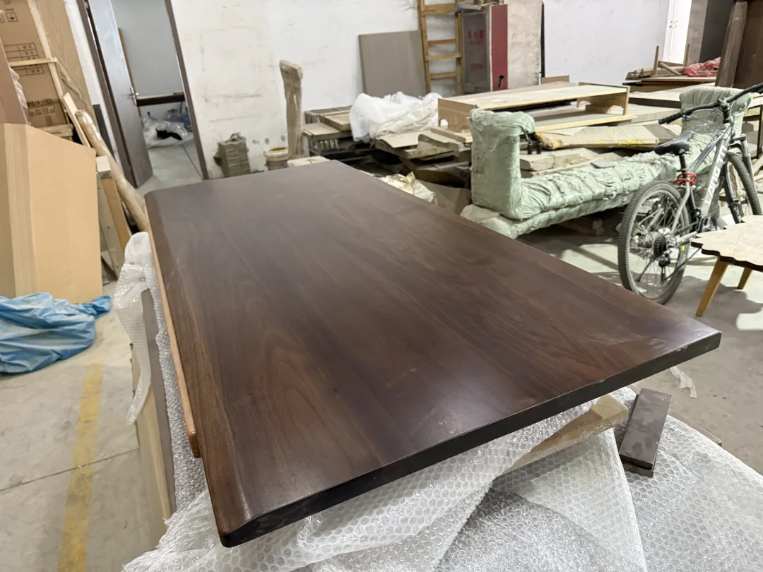 闲置黑胡桃桌面出一张