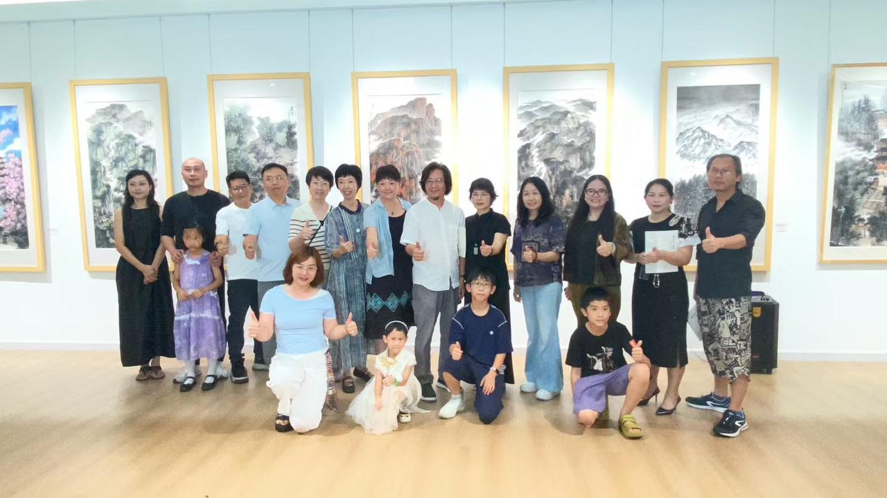 祝賀弟子李向群，人生首次個人畫展，在東莞南城藝創中心舉行
（展覽至七月十日）