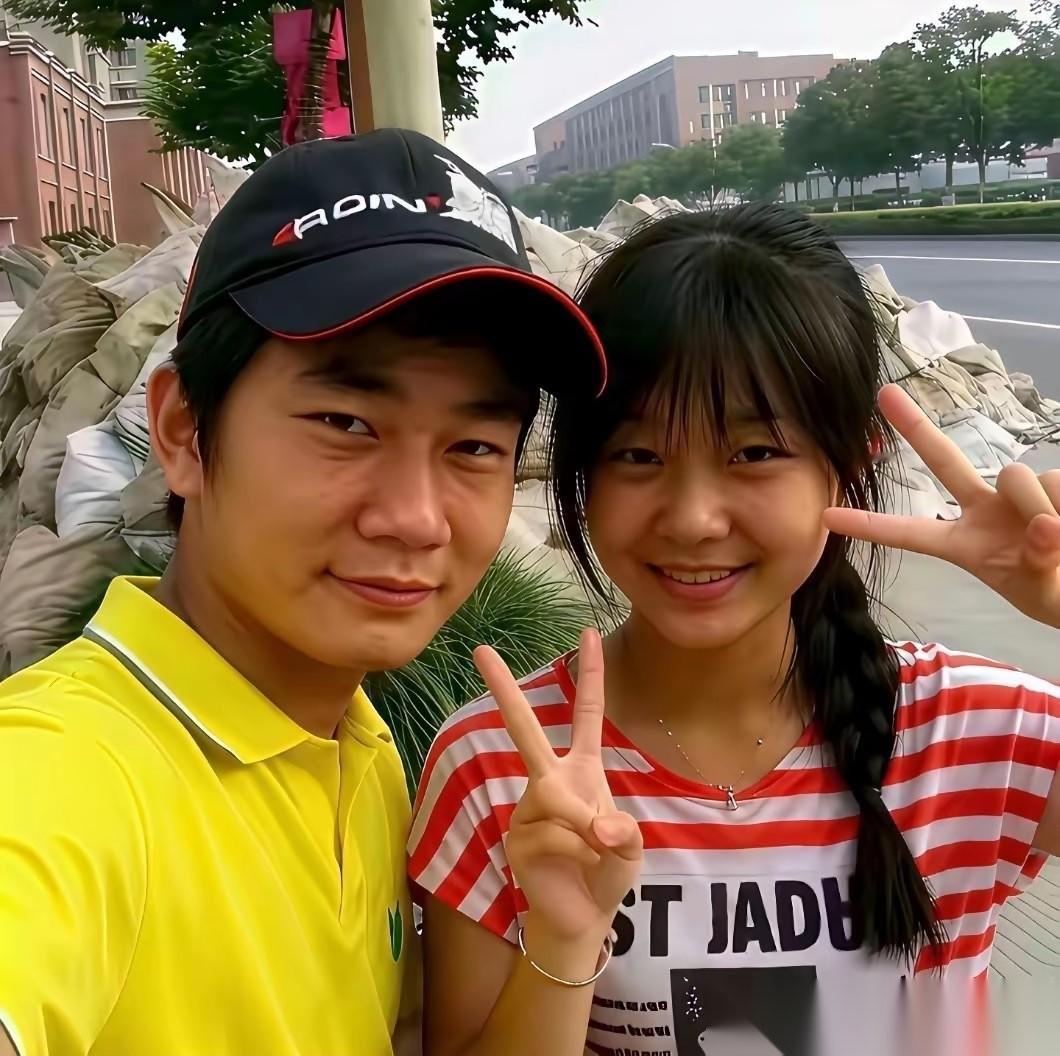 别再传错了！张雪和星姐并非14岁早恋，真相是这样的：
刷到太多张雪和妻子星姐（陈