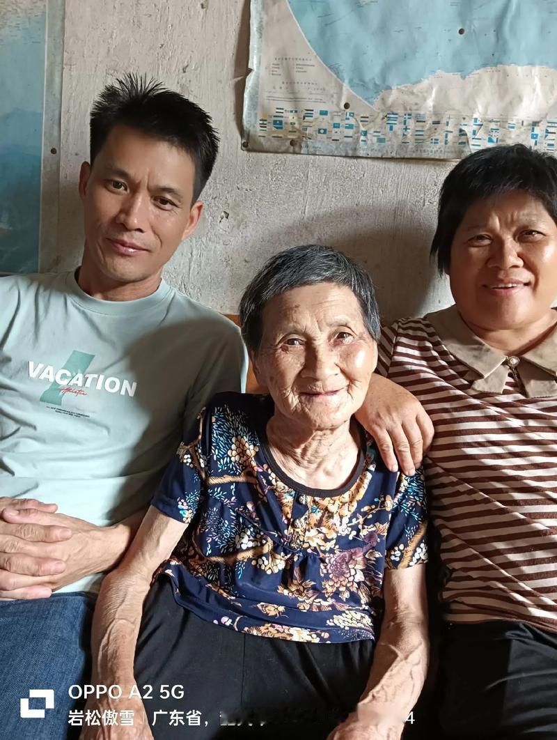 友友兄弟姐妹六个轮流照顾老妈，尽孝道、修德性、传家风、旺后人，值得敬佩。
尤其是