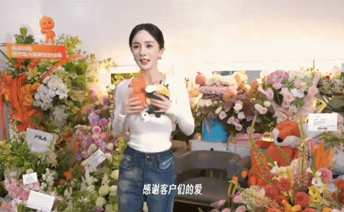 杨幂 谢谢大家参加我的四十大寿杨幂[超话] 杨幂  谢谢大家参加我的四十大寿！一