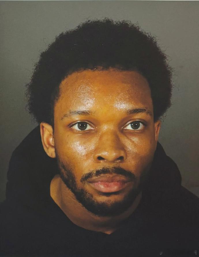 歌手D4vd入狱照 据外媒，歌手D4vd被控三项罪名谋杀一名14岁女孩，入狱照曝