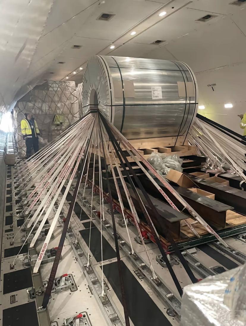 第1次看有飞机运输钢卷的，这个运费得高出了天际吧！

可以看到承运的航空公司为了