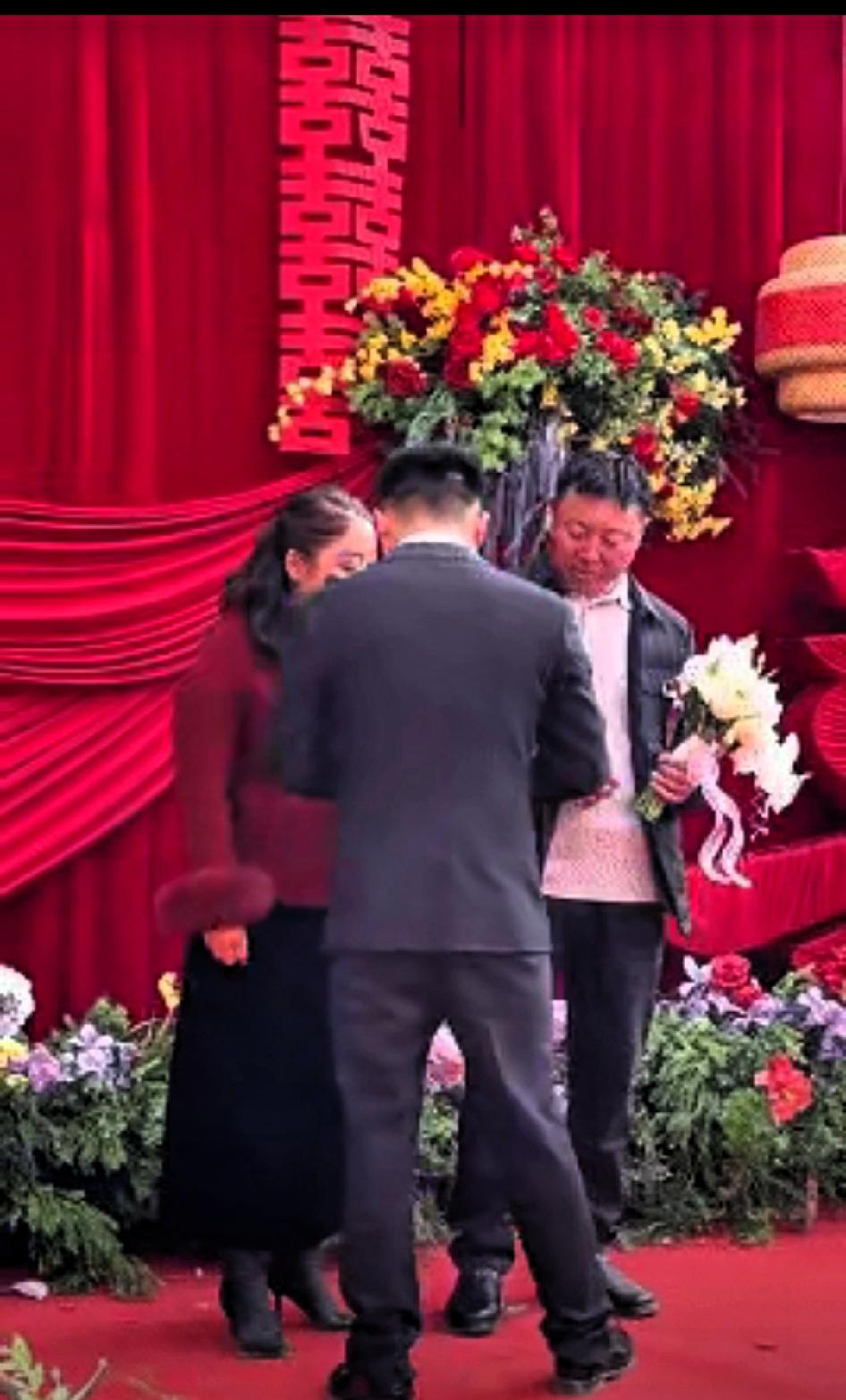 泪目了！近日河南封丘，在一场婚礼上，新郎突然把叔叔婶婶请到了舞台上，并亲手将他们