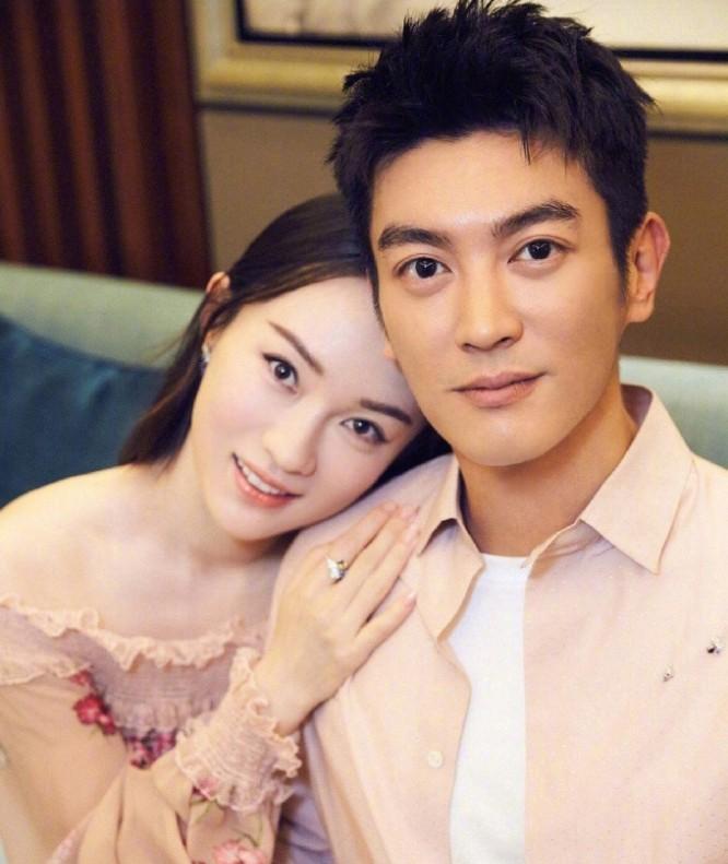 2012年那个周日中午，杜江裹着浴巾站在霍思燕家客厅时，空气都凝固了。

刚洗完