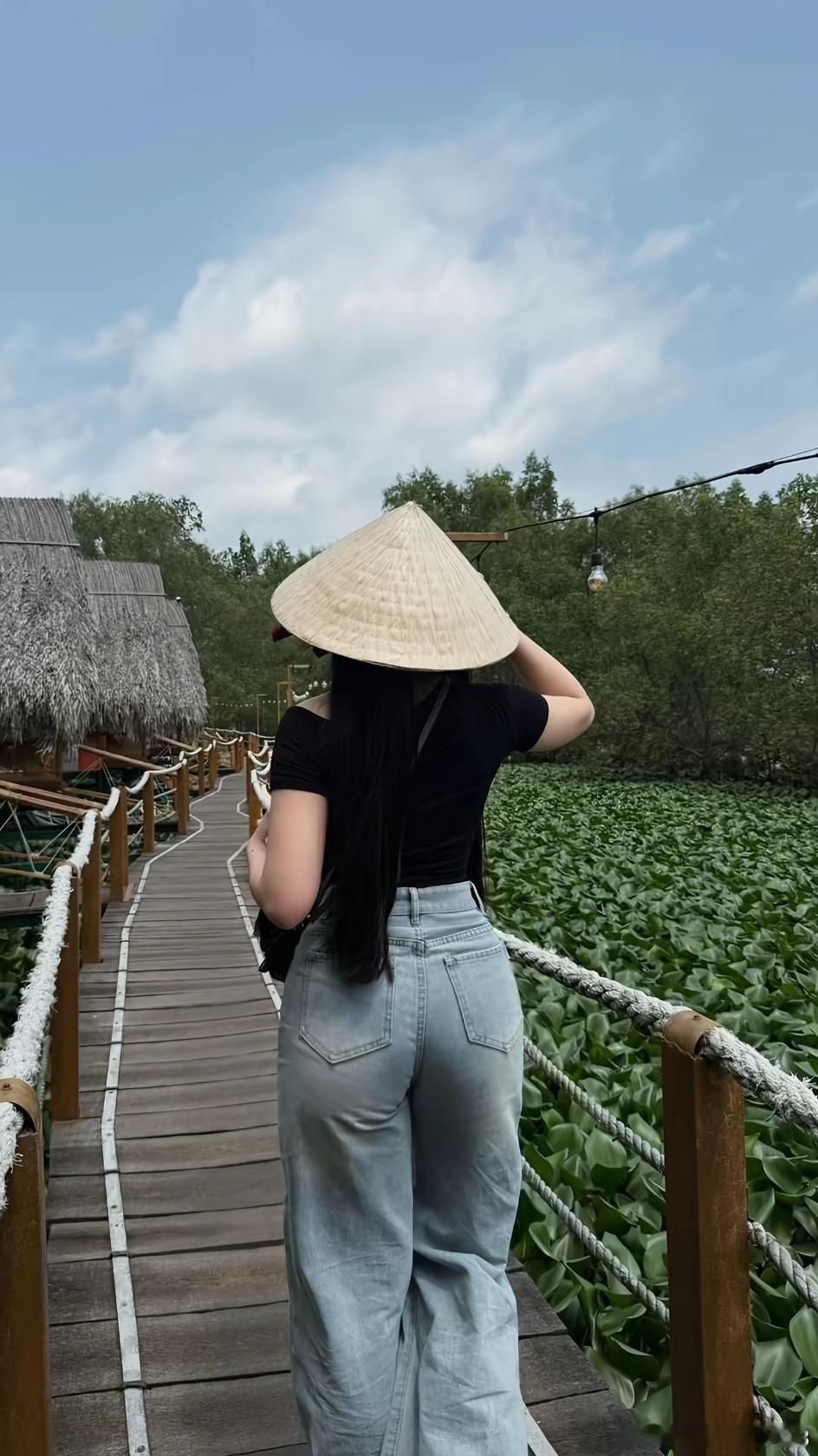 OOTD时尚穿搭今天穿什么ootd 复古宽松牛仔裤搭配黑色背心斗笠好有海岛气息 