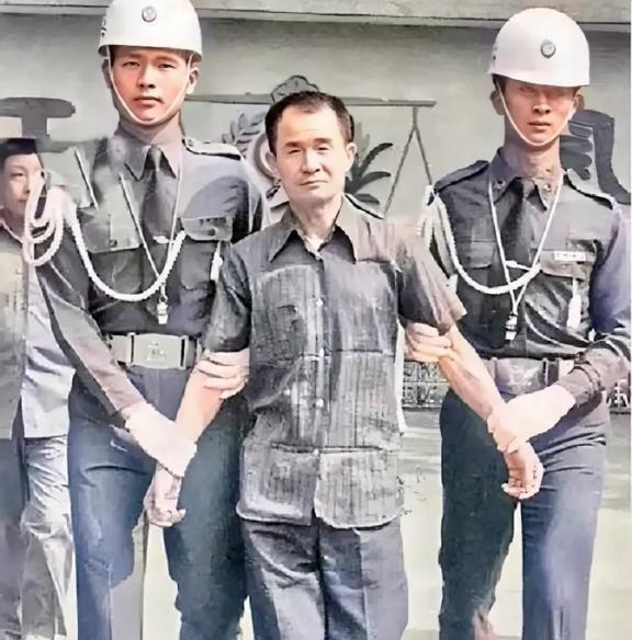 1982年，被判死刑的抗战老兵李师科，即将被押赴刑场。他换上了崭新的短袖衬衣，理