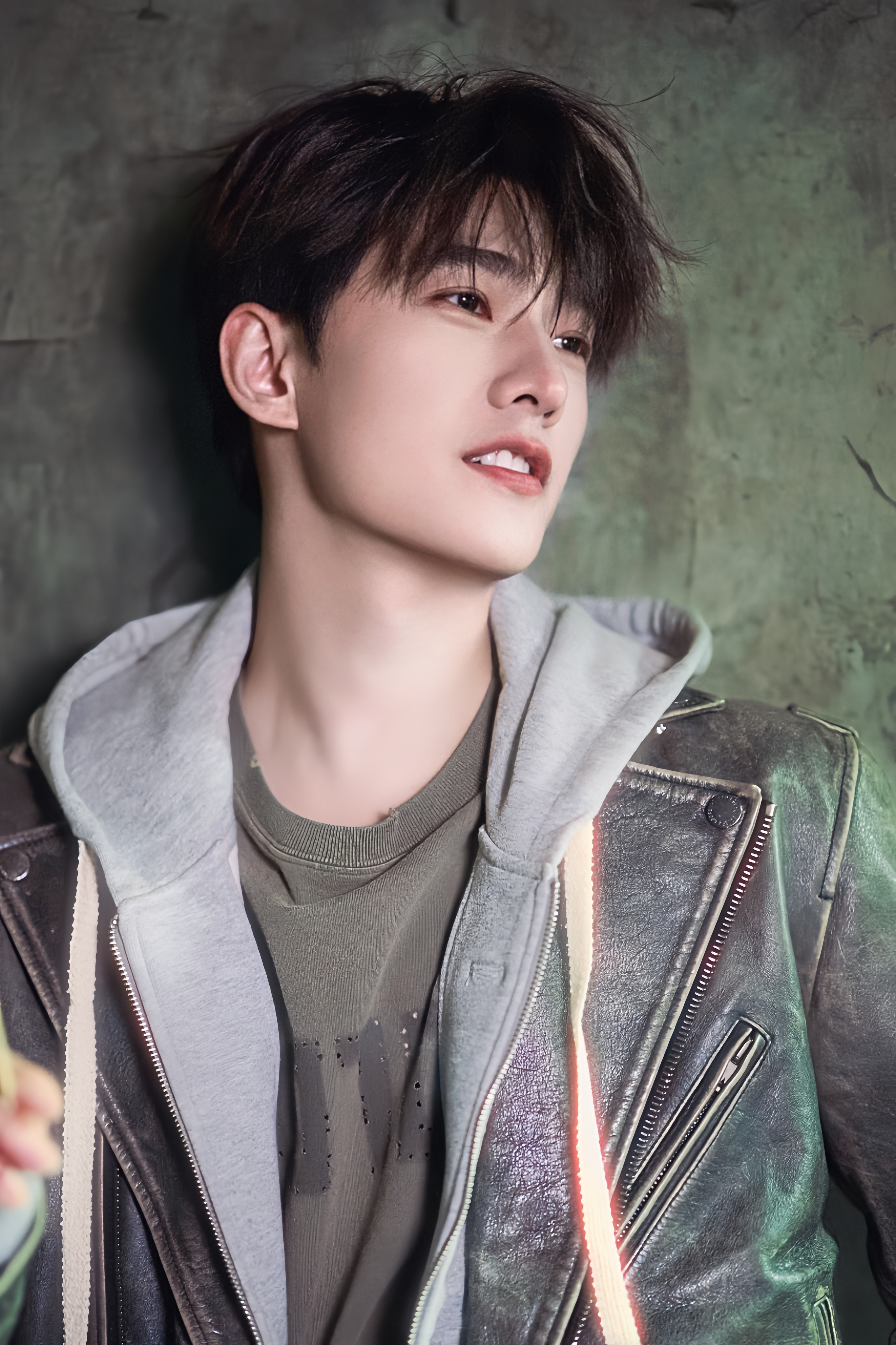 调了个色📷。在2025年的最后一个9号，宋焰回来拍了拍我们。他说：从此江海向我