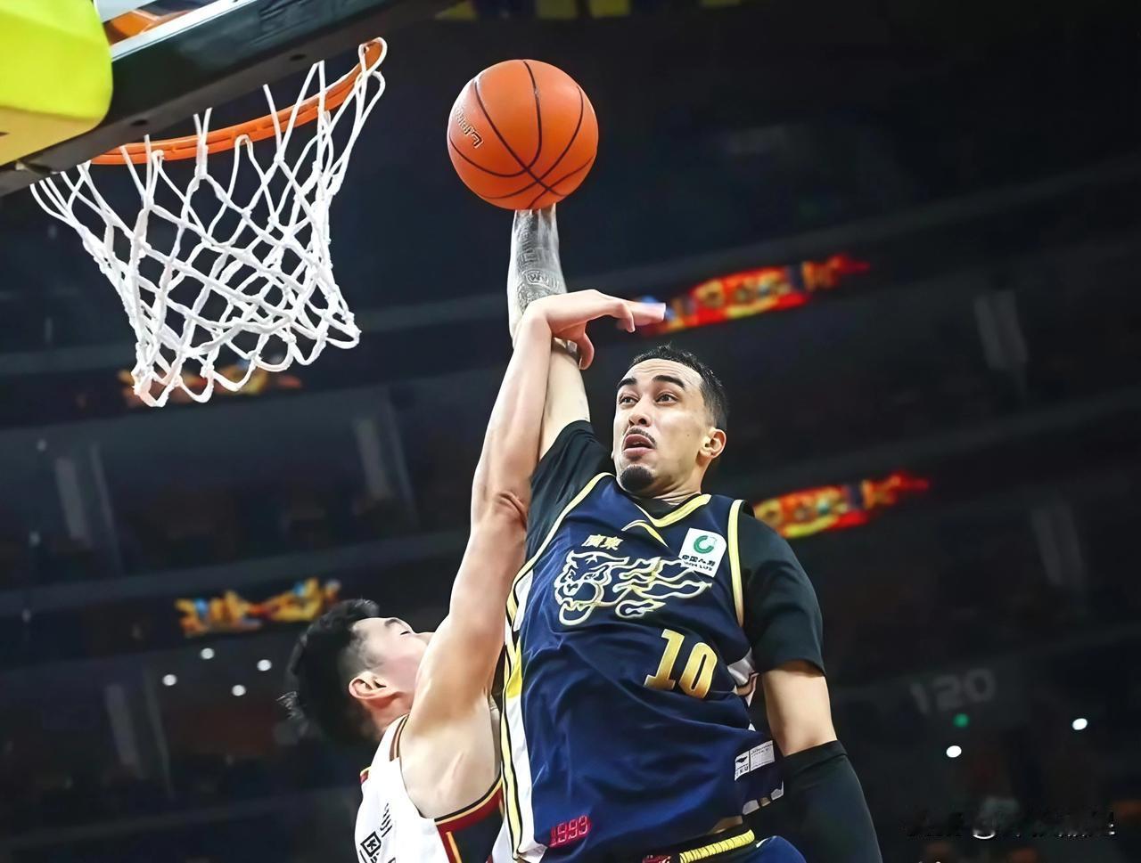 广东宏远今晚117-84大胜吉林，三个有趣现象！
1.两队都只有两个外援，他们都