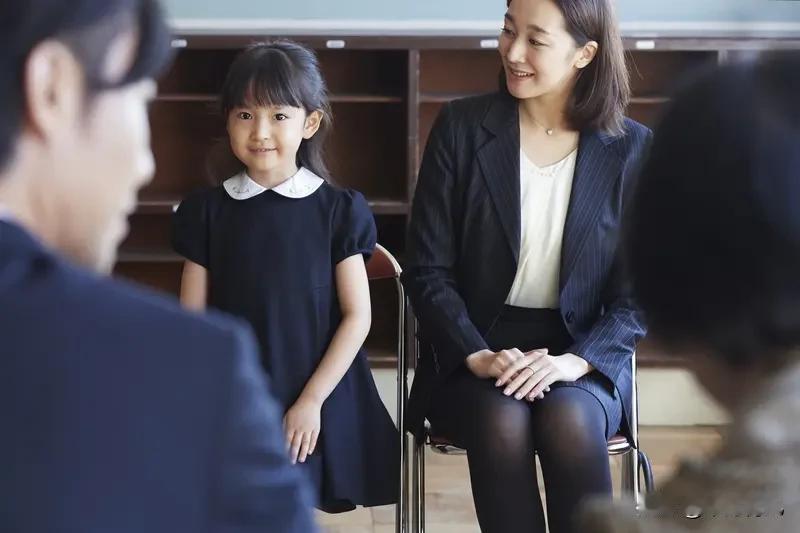 当老师久了，
你会发现，
一腔热血的理想，
大多会被现实慢慢磨平。
 
不是不爱