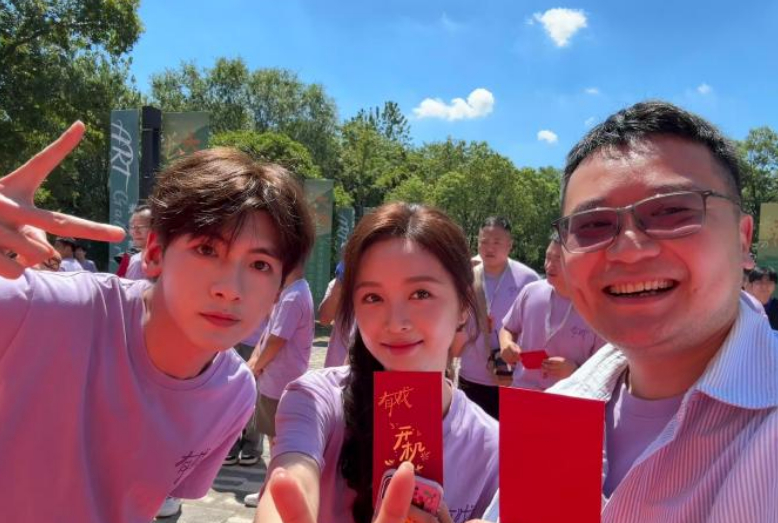 吴宣仪翟潇闻新剧开机合照吴宣仪翟潇闻自拍合照 ​​​宣仪小翟有戏开机合照！ ​​