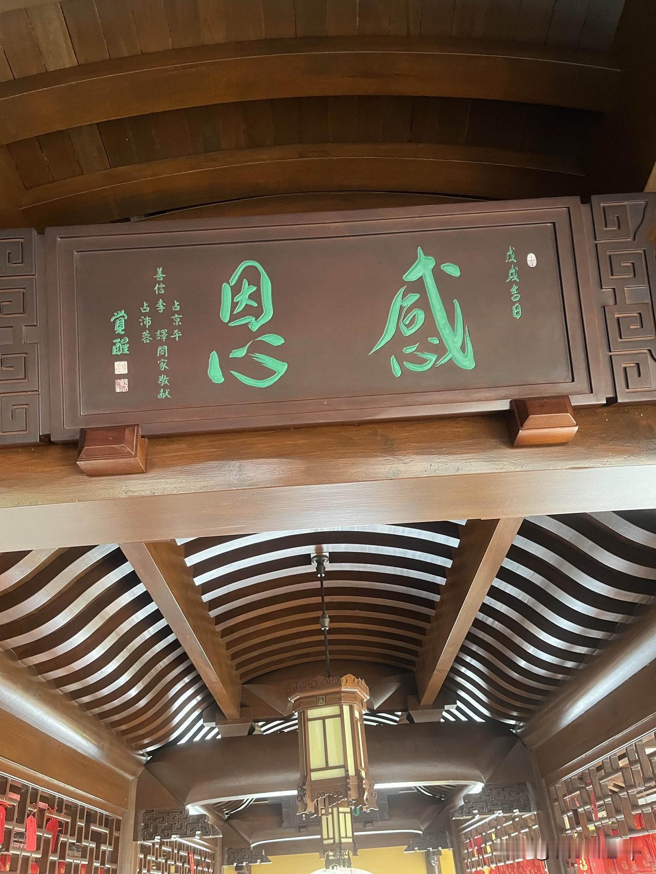 玉佛禅寺是上海普陀区的一张名片。它坐落于安远路，始建于1882年，因供奉两尊玉佛