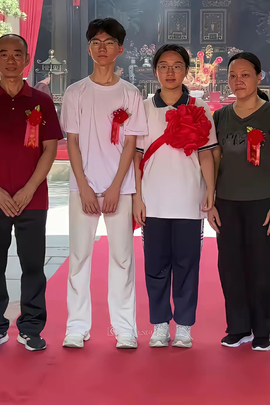 有句话是这么讲的，不论男女，怀念初恋的，基本上是过得不好的。年轻人爱恋旧，不是一