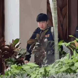 海南集训时的超甜一幕，洋洋亲昵地搂住莎莎脖子，结果被咱力气不小的小豆包三下两下就