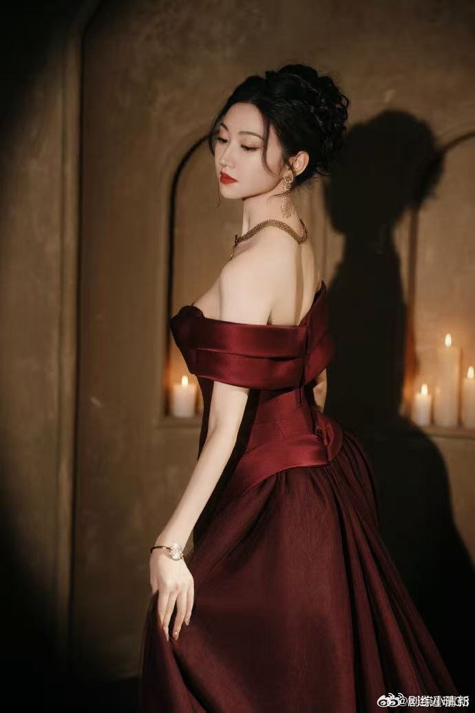 景甜肩颈线条 好的仪态真的能为气质加分不少。景甜肩颈的挺拔感和柔美线条相得益彰，