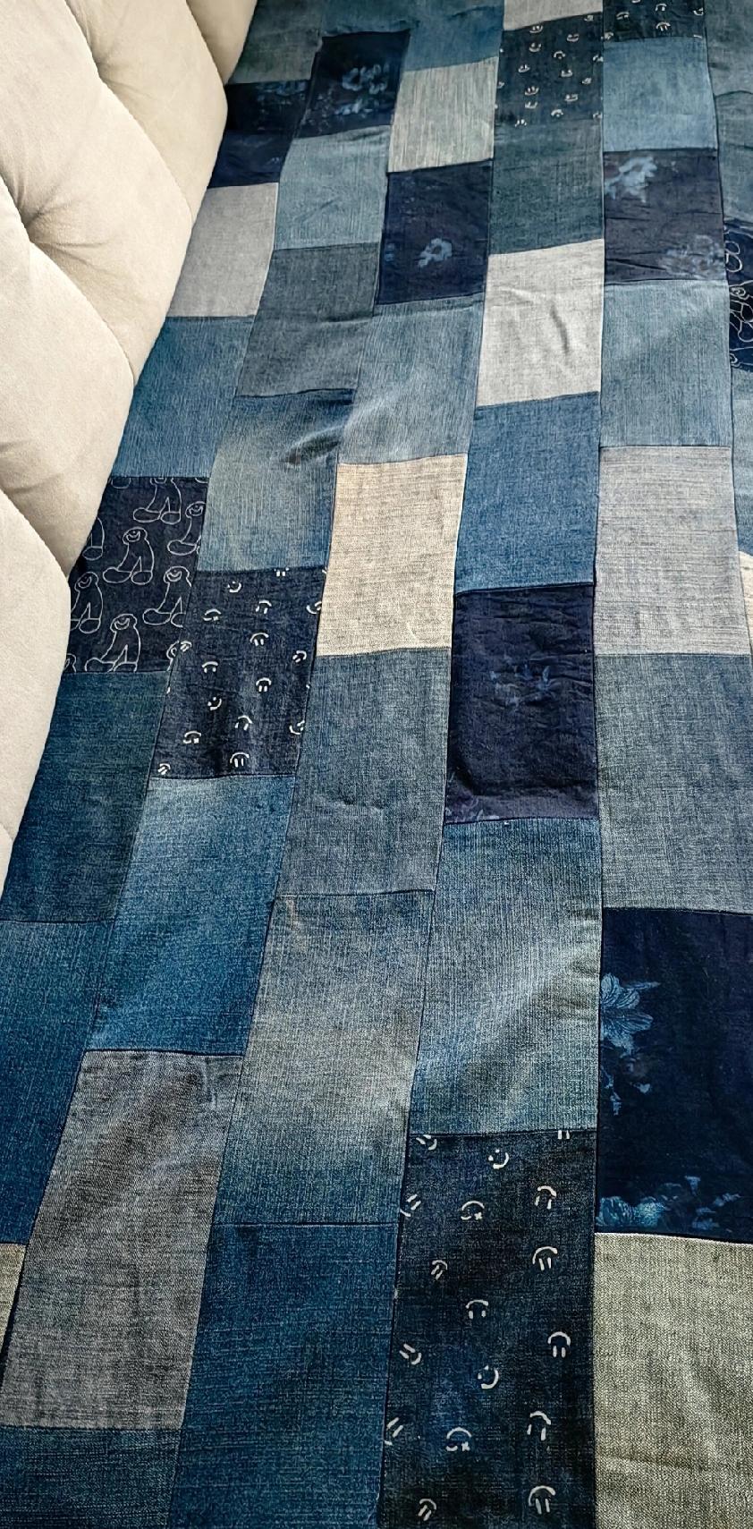 被邻居吐槽“老土”的旧衣沙发垫，其实藏着最珍贵的生活底气！
 
婆婆花四天时间，