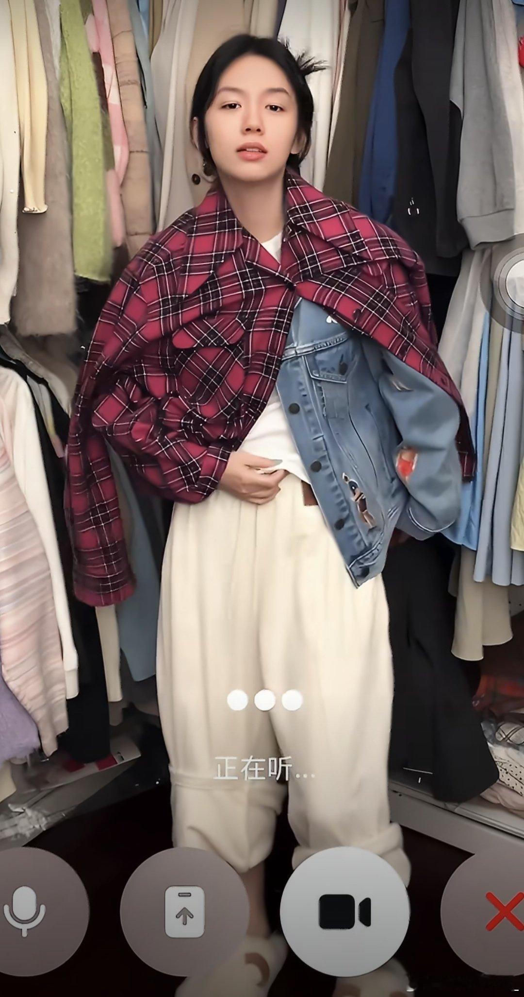 豆包给周也指导的穿搭说好的霸总穿搭结果画风跑偏，周也这身也太反差了，又好笑又可爱