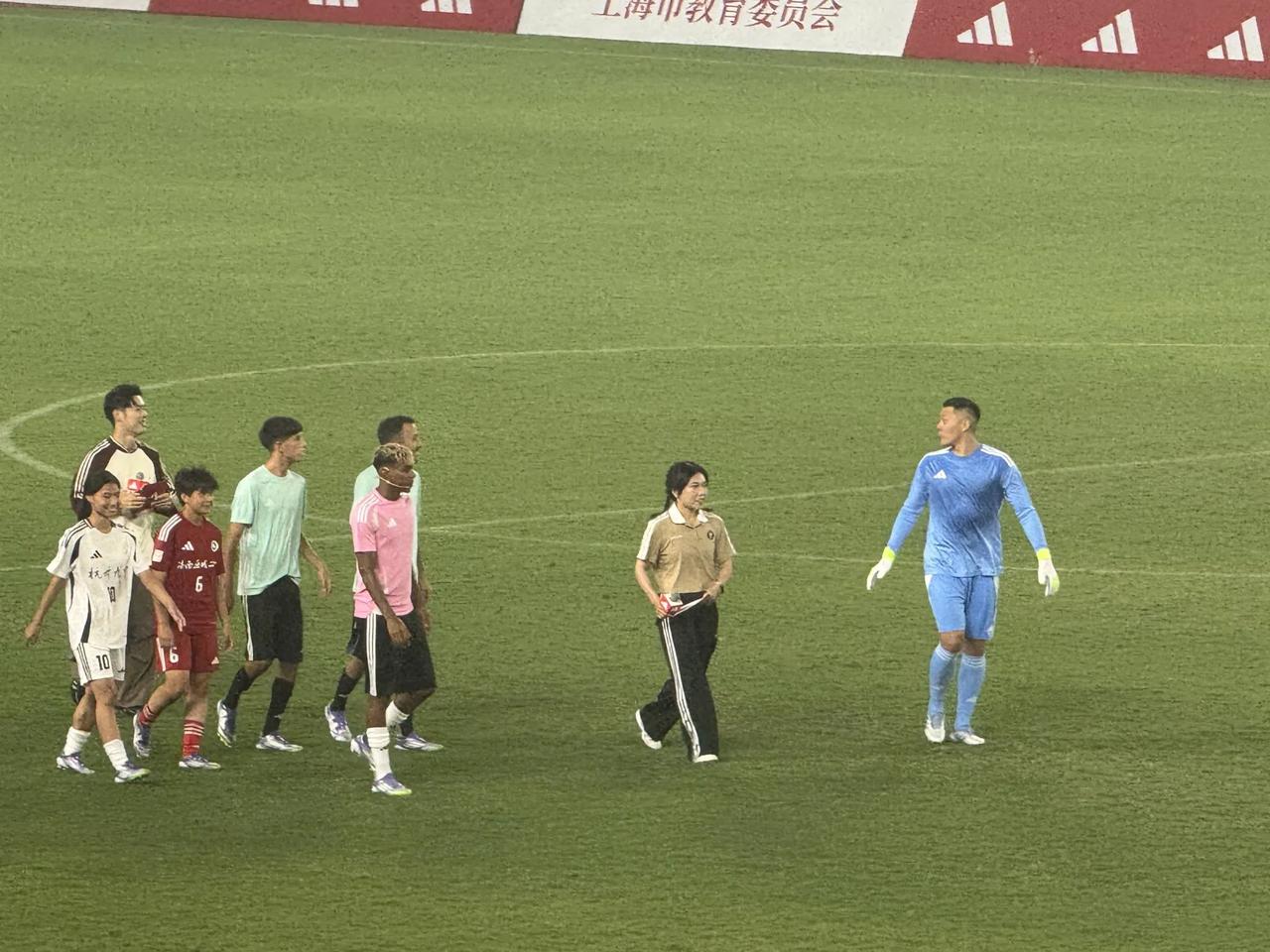亚马尔射门被王大雷扑出！
媒体报道，巴塞罗那球星亚马尔现身上海源深体育场，为在此