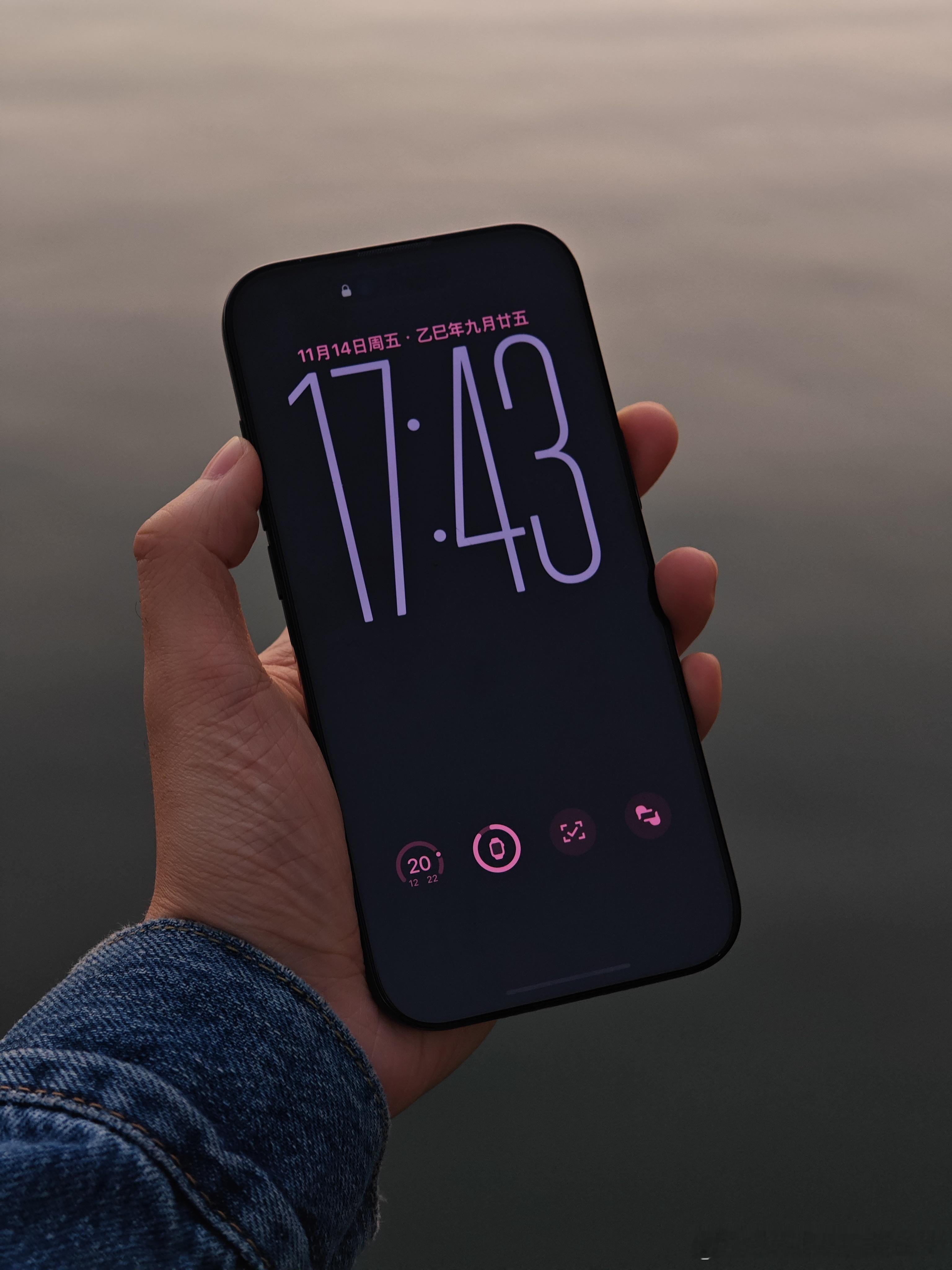这次黑色的 iPhone Air 真无敌了纯净的黑好像只有配上日落壳的Pro 能