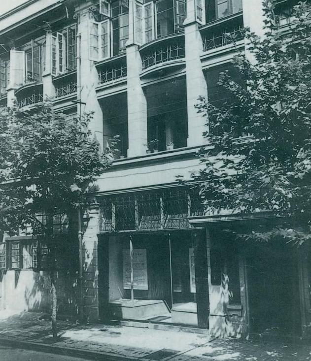 1927年大革命失败，无数革命志士壮烈牺牲，在八七会议上，毛主席铿锵提出：枪杆子