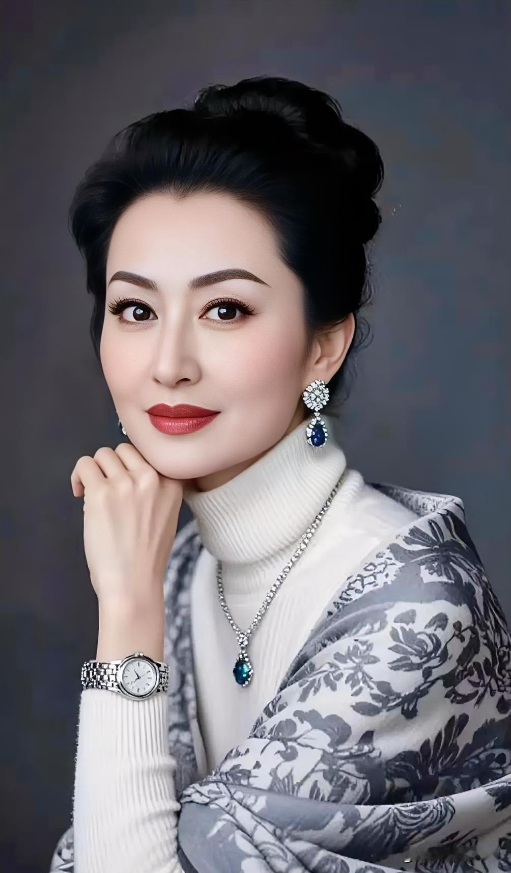 发现美发髻挽流光，珠翠映霜雪，优雅从容生。