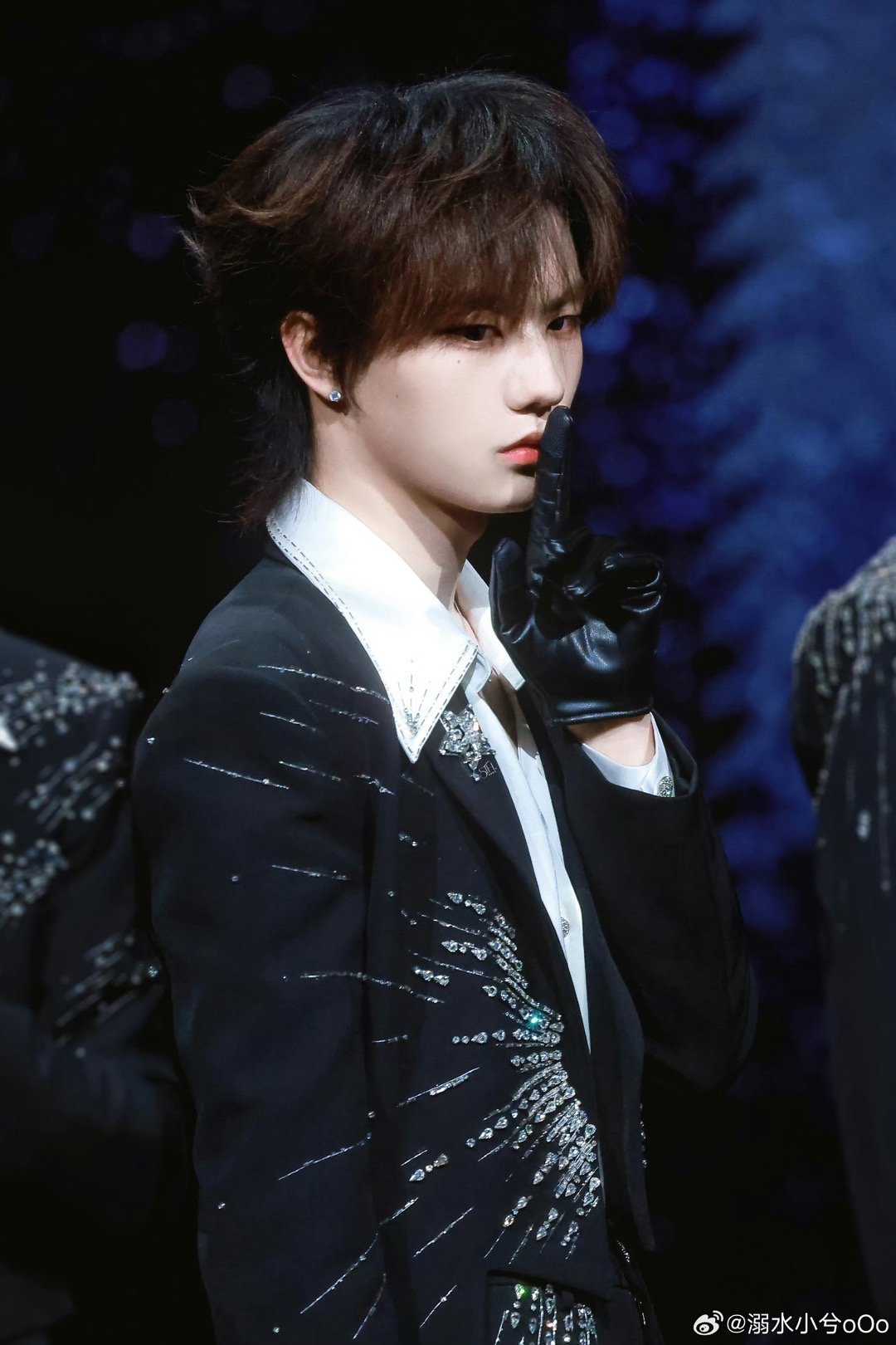 张子墨cos纪律委员这个张子墨在嘘🤫什么 纪律委员上线！2025微博之夜爆款创