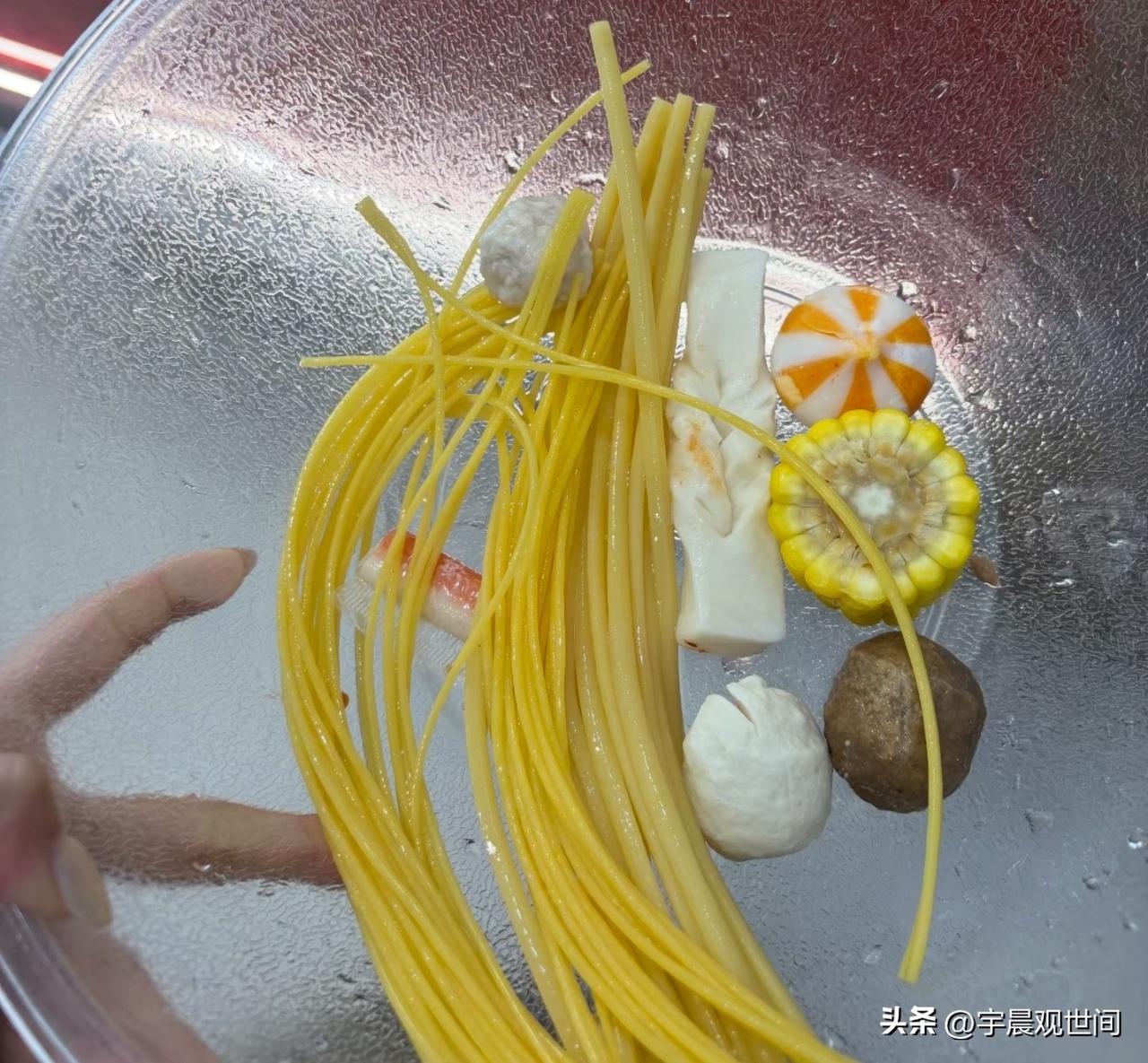 张亮麻辣烫咋这么贵？
就这么一点点就16块！
现在麻辣烫都这么贵了吗[流泪]